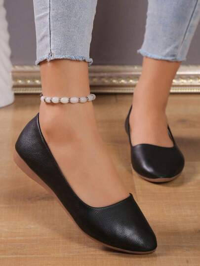أحذية نسائية سوداء كاجوال مريحة ومنبسطة بسطح ناعم وتصميم مضاد للإرهاق، مناسبة للمقابلات والملابس الرسمية للعمل، يمكن إقرانها بسهولة مع الزي الرسمي