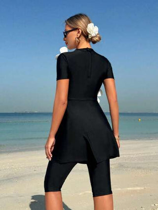 طقم تانكيني حريمي Swim Shayni مجموعة من قطعتين من ملابس السباحة المحافظة ذات الألوان موحد اللون التصميم الأنيق تتكون من: ملابس علوية بياقة دائرية صغيرة مع فتحة أمامية وهيم مطرز ، وبنطال بطول 5 بوصات