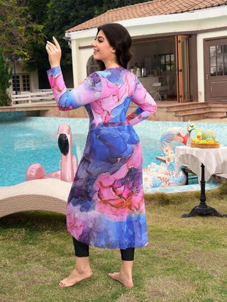 Swim Shayni مجموعة بوركيني بأسلوب بوهيمي لمحجبات البدناء، مصممة بشكل غير متماثل ذو طبعات كاموفلاج وسحاب أمامي، تنورة ذات طباعة شبكية، بنطلون أطول وأكمام طويلة، طقم ملابس سباحة يتميز بقطعة واحدة مناسب للبحر والعطلات