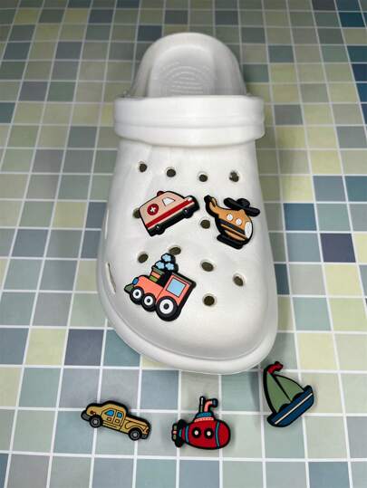 صنادل صيفية خفيفة وعصرية للرجال كبار الحجم مزخرفة بتصميم الطائرات والسيارات المثقّبة، قابلة للإزالة والتركيب، مصممة بزهور DIY لإستخدامات الشاطئ الكاجوال (يُنصح بطلب مقاس أكبر من المعتاد بمقاس أو مقاسين)