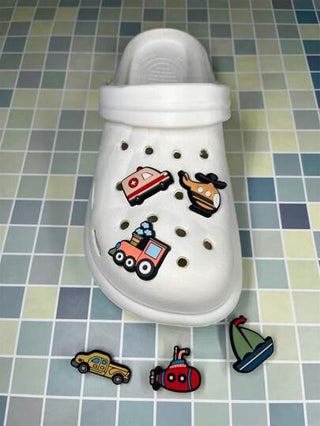 صنادل صيفية خفيفة وعصرية للرجال كبار الحجم مزخرفة بتصميم الطائرات والسيارات المثقّبة، قابلة للإزالة والتركيب، مصممة بزهور DIY لإستخدامات الشاطئ الكاجوال (يُنصح بطلب مقاس أكبر من المعتاد بمقاس أو مقاسين)