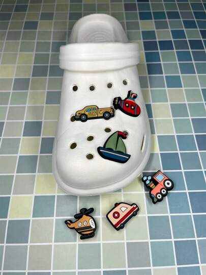 صنادل صيفية خفيفة وعصرية للرجال كبار الحجم مزخرفة بتصميم الطائرات والسيارات المثقّبة، قابلة للإزالة والتركيب، مصممة بزهور DIY لإستخدامات الشاطئ الكاجوال (يُنصح بطلب مقاس أكبر من المعتاد بمقاس أو مقاسين)