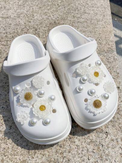 18 قطعة أزرار حذاء بشكل زهرة بيضاء ، البابونج البيض ، اللؤلؤ الأبيض ABS للزينة والتعديل، إكسسوار متعدد الاستخدام للنساء يناسب الصنادل والشبشب وحقائب الشاطئ، مناسب لهدايا الأعياد والمناسبات