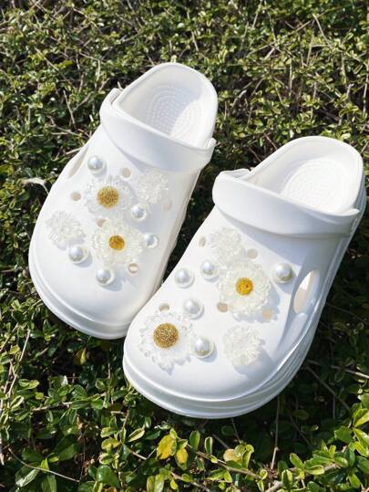 18 قطعة أزرار حذاء بشكل زهرة بيضاء ، البابونج البيض ، اللؤلؤ الأبيض ABS للزينة والتعديل، إكسسوار متعدد الاستخدام للنساء يناسب الصنادل والشبشب وحقائب الشاطئ، مناسب لهدايا الأعياد والمناسبات