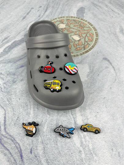 صنادل صيفية خفيفة الوزن للرجال بمقاسات كبيرة موديل 2025، مفرغة مع طبعات كرتونية للسيارات والطائرات، قابلة للتنفس وأزهار قابلة للفصل، صنادل شاطئية (مقاس أصغر من المعتاد، الرجاء اختيار مقاس 1 أو 2 أكبر)