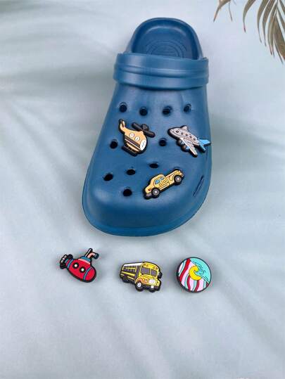 صنادل رجالية حديثة لعام 2025 ذات وزن خفيف وحجم كبير، مثقبة مع تصميم بطبعات سيارات وطائرات كرتونية، قابلة للتهوية وإزالة الزهور الزخرفية، مناسبة للشاطئ، مقاسات صغيرة لذا يرجى طلب مقاس واحد أو مقاسين أكبر