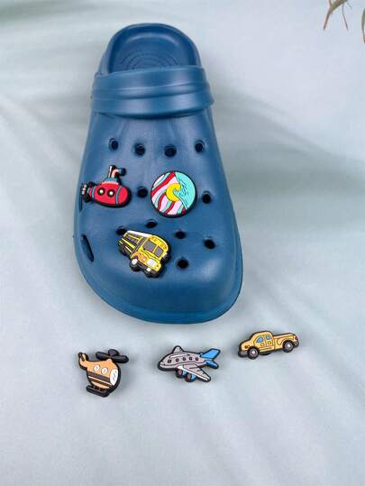 صنادل رجالية حديثة لعام 2025 ذات وزن خفيف وحجم كبير، مثقبة مع تصميم بطبعات سيارات وطائرات كرتونية، قابلة للتهوية وإزالة الزهور الزخرفية، مناسبة للشاطئ، مقاسات صغيرة لذا يرجى طلب مقاس واحد أو مقاسين أكبر