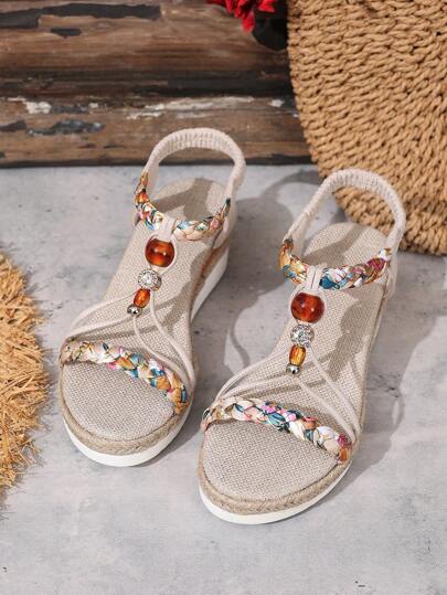 صنادل بكعب سميك مزينة باللؤلؤ والراين على طراز بوهيمي ذو تصميم أصبع مفتوح، يتميز بكعب وسط مرن وكعب سميك مريح وخفيف الوزن مناسب للصيف'