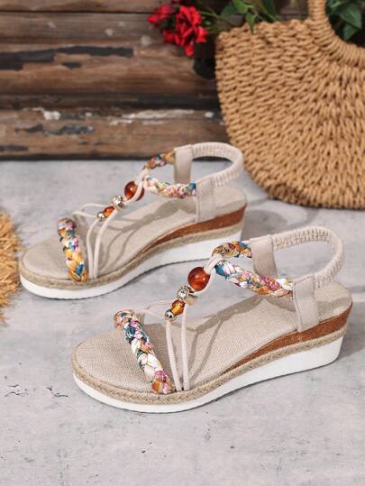 صنادل بكعب سميك مزينة باللؤلؤ والراين على طراز بوهيمي ذو تصميم أصبع مفتوح، يتميز بكعب وسط مرن وكعب سميك مريح وخفيف الوزن مناسب للصيف'