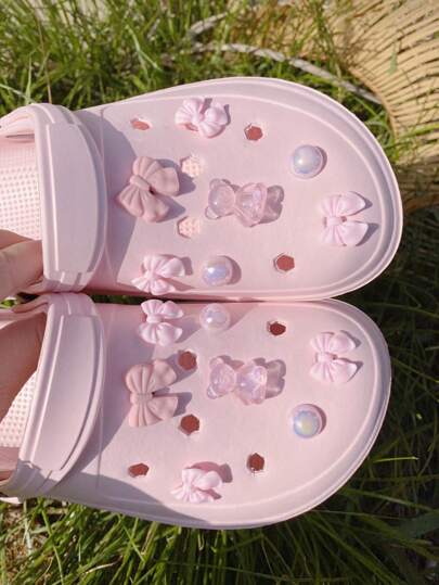 12 قطعة من الزينة الوردية للأحذية (فراشة وردية لؤلؤية ABS ،ربطة عنق الدب) الاكسسوارات - سهلة التركيب قابلة للإزالة DIY ديكور، مناسبة للصنادل والشبشب وكعوب الأحذية وحقائب الشاطئ - هدية مثالية لعيد الأم والمناسبات والأعياد المميزة