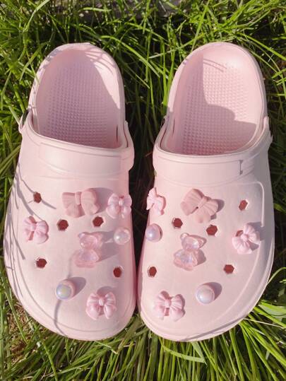 12 قطعة من الزينة الوردية للأحذية (فراشة وردية لؤلؤية ABS ،ربطة عنق الدب) الاكسسوارات - سهلة التركيب قابلة للإزالة DIY ديكور، مناسبة للصنادل والشبشب وكعوب الأحذية وحقائب الشاطئ - هدية مثالية لعيد الأم والمناسبات والأعياد المميزة