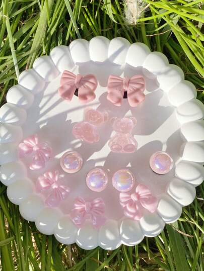 12 قطعة من الزينة الوردية للأحذية (فراشة وردية لؤلؤية ABS ،ربطة عنق الدب) الاكسسوارات - سهلة التركيب قابلة للإزالة DIY ديكور، مناسبة للصنادل والشبشب وكعوب الأحذية وحقائب الشاطئ - هدية مثالية لعيد الأم والمناسبات والأعياد المميزة