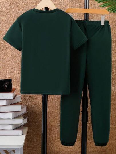 SHEIN مجموعة تي شيرت تي شيرت وبنطلون صيفية عارضة للأولاد، تي شيرت قصيرة الأكمام بطبع الرسائل والأحرف وبنطلون