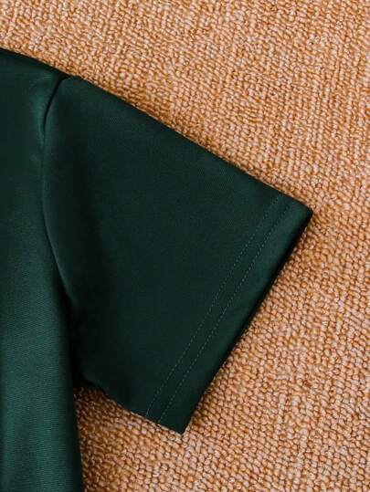 SHEIN مجموعة تي شيرت تي شيرت وبنطلون صيفية عارضة للأولاد، تي شيرت قصيرة الأكمام بطبع الرسائل والأحرف وبنطلون