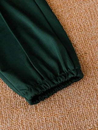 SHEIN مجموعة تي شيرت تي شيرت وبنطلون صيفية عارضة للأولاد، تي شيرت قصيرة الأكمام بطبع الرسائل والأحرف وبنطلون