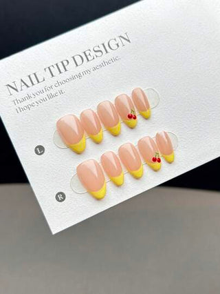 10 قطع أظافر اصطناعية قصيرة بشكل اللوز مصنوعة يدويًا، بأسلوب بسيط وأنيق، مزخرفة برسوم كرزية فوق قاعدة وردي فاتح، ألسنة أظافر راقية للاستخدام اليومي للنساء والفتيات، مع طقم الأظافر