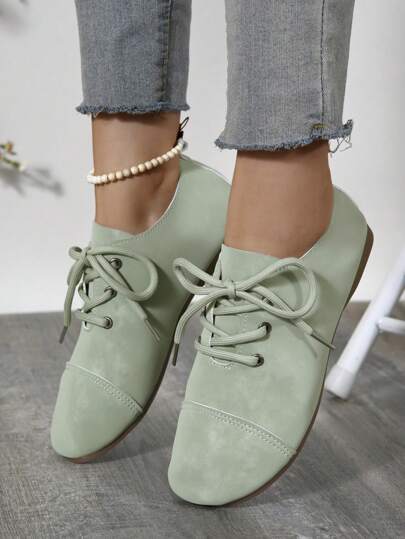 زوج واحد من أحذية النساء الرياضية عصرية جديدة، ذات قاع خفيف ناعم ، أربطة، قماش خفيف، سهلة الارتداء، بمقدمة دائرية موحد اللون، مريحة للأنشطة الرياضية في الهواء الطلق، تصميم أنيق بخطين للنساء