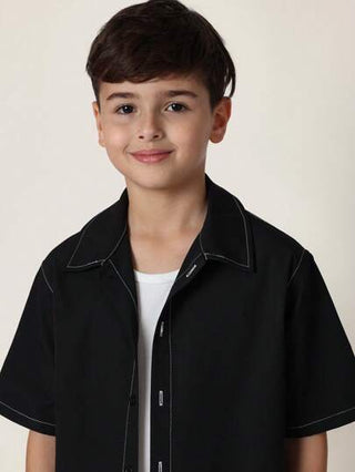 SUMWON ملابس علوية برقبة مزودة بأزرار من طراز كاجوال قصير الأكمام بقصة ضيقة من تصميم كلاسيكي روتروستايل من مجموعة Sumwon الأسطورية للملابس الشبابية الصيفية العصرية