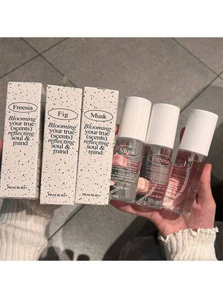 زجاجة 1/75مل سلسلة المينيماليست رذاذ ملابس، منعش هواء، رائحة طويلة الأمد لملابس، مناسب للاستخدام في الداخل والمطبخ والحمام وغرفة المعيشة والمكتب والسفر والفندق والعطور والهدايا والمواعيد والعيد الرومانسي، محمول