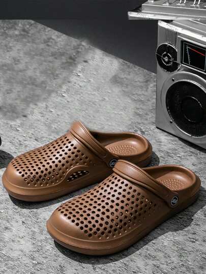 زوج من صنادل رياضية مريحة للرجال سهلة الارتداء، للاستخدام في الخارج و المنزل يومياً