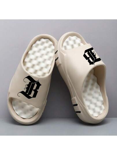 LEYFU صنادل رجالية مطبوعة بحرف 2025 للرفاهية والمساج، قاعدة سميكة مانعة للإنزلاق مصنوعة من مادة EVA، مناسبة للاستخدام في الربيع/الصيف داخل المنزل والخارج والشاطئ والمسبح والحمام وغيرها