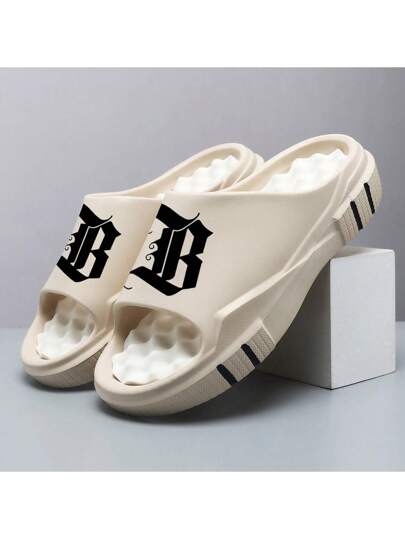 LEYFU صنادل رجالية مطبوعة بحرف 2025 للرفاهية والمساج، قاعدة سميكة مانعة للإنزلاق مصنوعة من مادة EVA، مناسبة للاستخدام في الربيع/الصيف داخل المنزل والخارج والشاطئ والمسبح والحمام وغيرها