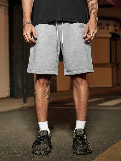 Manfinity Streetrush شورتات فضفاضة للرجال مزينة بطباعة حرفية مع خصر بسحاب