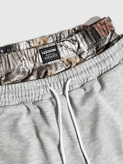 Manfinity Streetrush شورتات فضفاضة للرجال مزينة بطباعة حرفية مع خصر بسحاب