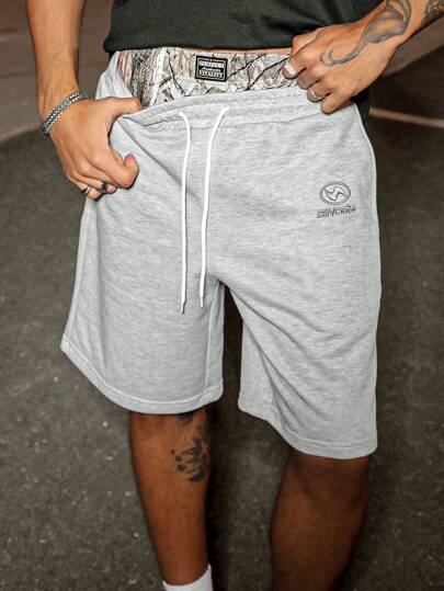 Manfinity Streetrush شورتات فضفاضة للرجال مزينة بطباعة حرفية مع خصر بسحاب