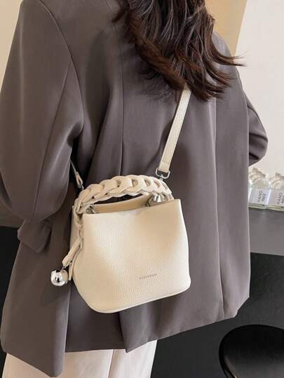 حقيبة مربعة محمولة بنمط حرفي ومعلق معدني ديكوري، من قماش PU مقاوم للماء بتصميم أناقة محمول، مناسبة للعمل والأناقة اليومية والحفلات