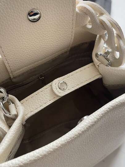 حقيبة مربعة محمولة بنمط حرفي ومعلق معدني ديكوري، من قماش PU مقاوم للماء بتصميم أناقة محمول، مناسبة للعمل والأناقة اليومية والحفلات