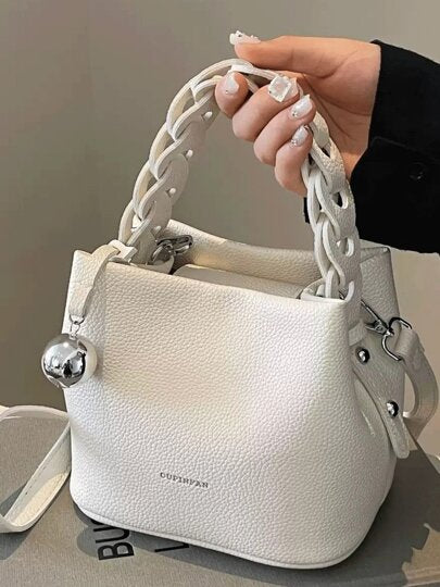 حقيبة مربعة محمولة بنمط حرفي ومعلق معدني ديكوري، من قماش PU مقاوم للماء بتصميم أناقة محمول، مناسبة للعمل والأناقة اليومية والحفلات