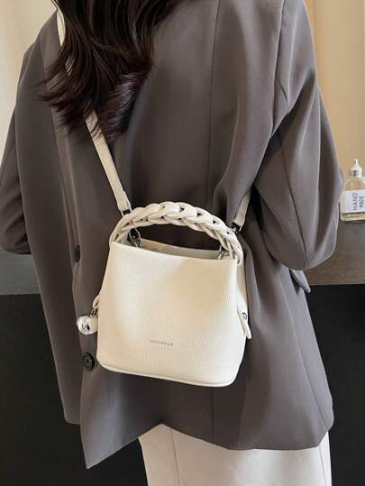 حقيبة مربعة محمولة بنمط حرفي ومعلق معدني ديكوري، من قماش PU مقاوم للماء بتصميم أناقة محمول، مناسبة للعمل والأناقة اليومية والحفلات