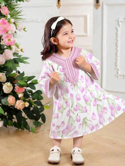 فساتين بيبي فستان أنيق بأكمام طويلة مزين برقعة من الدانتيل مع طبعات زهرية لبنت صغيرة