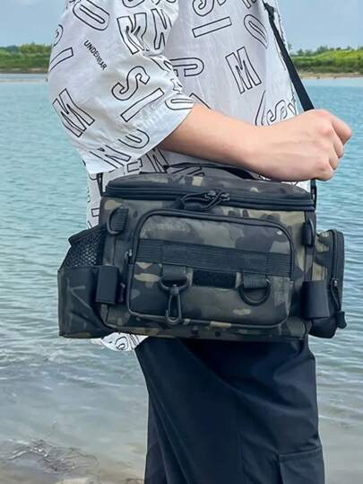 حقيبة معدات الصيد متعددة الحجرات مقاومة للماء بطبعات كامو وهندسية ، خيارات موحد اللون، بسحاب، وحزام كتف. مثالية لتخزين معدات التخييم والصيد الرياضات الخارجية