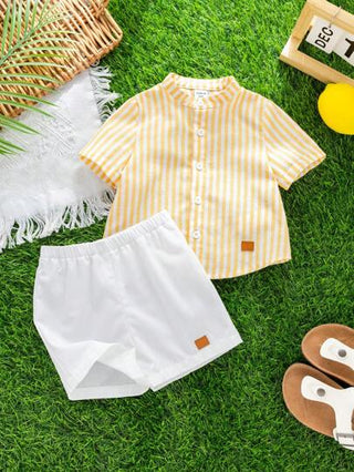 مجموعة قميص أكمام قصيرة بياقة مخطط أصفر و شورت أبيض للأطفال الصبية، ملائمة للأنشطة اليومية الداخلية والخارجية والرياضة واللعب والأعياد وتصوير الصور والعطلات والمناسبات ،قطعتين في المجموعة