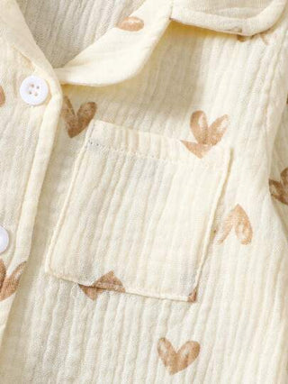 SHEIN 2 قطعة/مجموعة بناطيل وأعلى للبيبي البنت حديث الولادة ذات طبعة قلب بسيطة على قاعدة بيضاء، ملابس منزلية عادية