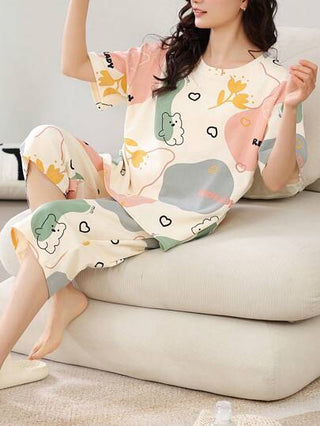 مجموعة بيجاما صيفية جديدة مكونة من قميص بأكمام قصيرة وياقة مستديرة وبناطيل بطول 3/4، فضفاضة وكاجوال، طقم نسائي منقوش بنقوشات أزهار وتلوين وصور دببة، ذات لون خوخي، ملابس منزلية ناعمة قطعتان، ملابس منزلية كاجوال جميلة، نسيج سهل العناية