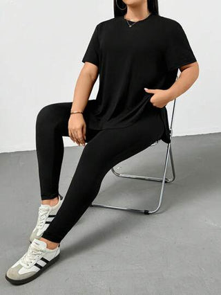 SHEIN Essnce مجموعة بنطلون وتيشرت قطعتين للنساء السمينات ملائمة للربيع والصيف، ملابس رياضية كاجوال مريحة أساسية متعددة الاستخدامات مخففة للحجم، تيشرت أسود قصير الأكمام وبنطلون لفي يِك، ملابس للشارع والمطار والخروج والكنيسة والأحداث الصيفية، أناقة عصرية بس
