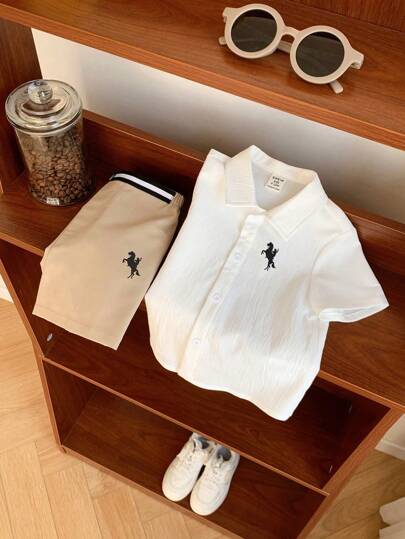 مجموعة فتيان صغار شيك يومي مريح من قميص كم قصير ذو ياقة بيضاء ومجموعة شورت بطباعة شعار الحصان، مناسب للسفر والمدرسة والتجمعات اليومية خلال الربيع والصيف