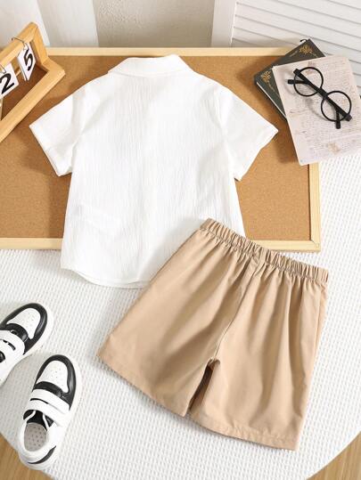 مجموعة فتيان صغار شيك يومي مريح من قميص كم قصير ذو ياقة بيضاء ومجموعة شورت بطباعة شعار الحصان، مناسب للسفر والمدرسة والتجمعات اليومية خلال الربيع والصيف