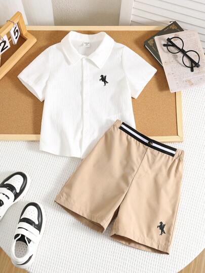 مجموعة فتيان صغار شيك يومي مريح من قميص كم قصير ذو ياقة بيضاء ومجموعة شورت بطباعة شعار الحصان، مناسب للسفر والمدرسة والتجمعات اليومية خلال الربيع والصيف
