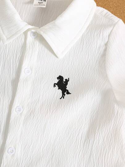 مجموعة فتيان صغار شيك يومي مريح من قميص كم قصير ذو ياقة بيضاء ومجموعة شورت بطباعة شعار الحصان، مناسب للسفر والمدرسة والتجمعات اليومية خلال الربيع والصيف