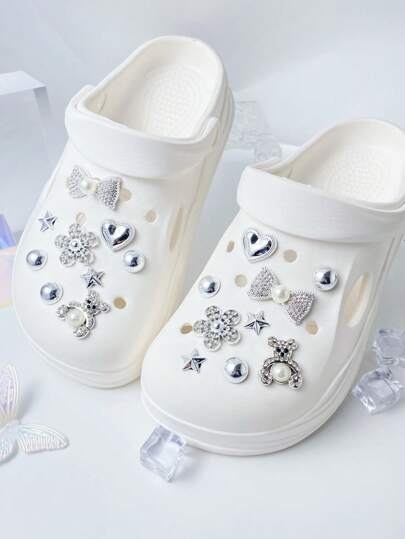 18 مشبك حذاء على شكل فراشات فضية من البولي استيرين صناعية من اللؤلؤ، قلوب، دببة، زهور، نجوم، إكسسوارات متعددة الاستخدامات للنساء للأحذية الصنادل والشبشب وحقائب الشاطئ، مناسبة كهدايا لأعياد الميلاد والمناسبات