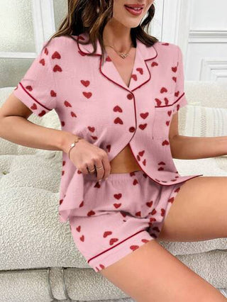 طقم بيجاما نسائي مكون من بلوزة بأكمام قصيرة وشورت مطبوع عليه قلوب