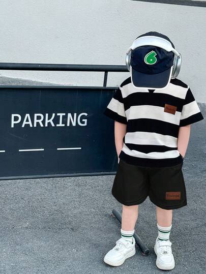 مجموعتان من بلوزة عنق دائرية مخططة وشورت أبيض كاجوال، مريحة، أنيقة، بسيطة، عملية ومتعددة الأغراض، مناسبة لملابس أطفال الأولاد، ملائمة للحفلات، الحفلات المسائية، الحفلات، الزفاف، المعمودية، المراسم الافتتاحية، للاستخدام اليومي والمدرسي وللسفر والرياضة، منا