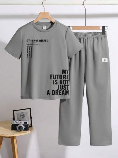 SHEIN مجموعة قطعتين من بدلة ملابس للأولاد المراهقين بطراز كاجوال كوليجي، تي شيرت بطبعة حرفية على الرقبة المستديرة وبنطلون طويل، مناسبة للتنقل والمدرسة والاستخدام اليومي والرياضة في الربيع والصيف