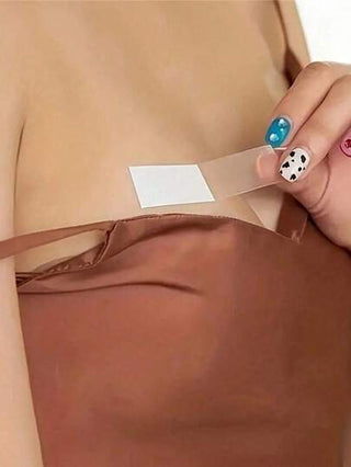 36 قطعة ملصقات شفافة لا تظهر مضادة لالانزلاق ، شريط لاصق شفاف مزدوج الجانب مقاوم للماء لتثبيت التنانير والفساتين والملابس الداخلية بأمان ، آمن وشفاف ، هدية عيد الأم ، موسم الزفاف ، موسم التخرج ، هدايا للعائلة والأصدقاء