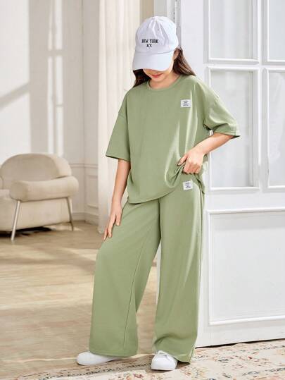 SHEIN مجموعة بنطلون وتي شيرت بأكمام قصيرة بياقة مستديرة من قماش مريح وأنيق مناسب للفتيات في سن المراهقة الصغير، 2 قطعة/مجموعة