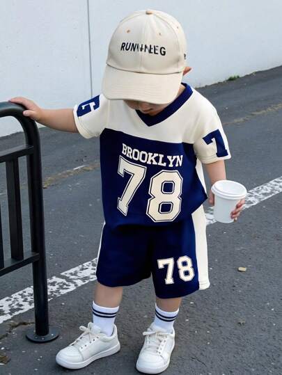 SHEIN Genkimix Kids ملابس أطفال رضع و صغار الأولاد تشكيلة رياضية كاجوال بقميص كم قصير بياقة على شكل حرف V وشورت رياضي مطبوع، مناسبة للاستخدام اليومي، مشاهدة الرياضة، الصيف